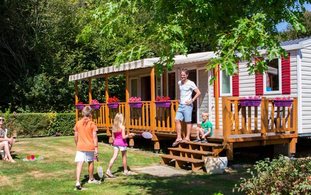 famille devant mobil home domaine de litteau