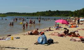 Plage du lac camping Le Pipiou