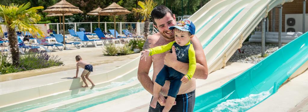 Papa et son fils aux toboggans du camping Les Dunes de Contis