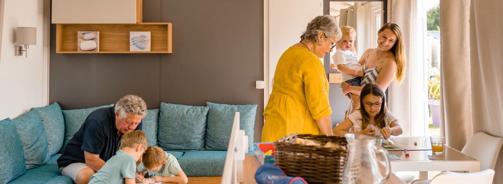 Famille dans son Mobil home au camping de la Réserve