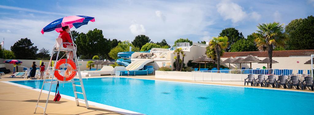 Piscine extérieure et toboggans au Bois Masson