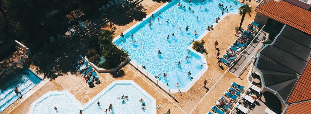 Vue du ciel des piscines extérieures au Bois Dormant