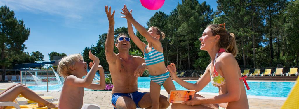 Famille au bord de la piscine extérieure au Bois Dormant