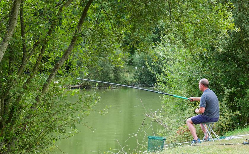 peche sur le camping du Domaine de Dugny