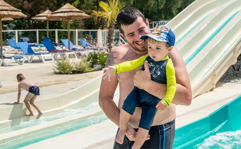 Papa et son fils aux toboggans du camping Les Dunes de Contis